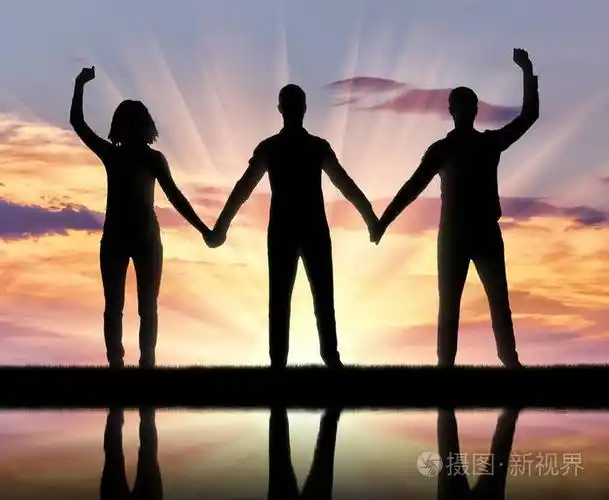 剪影的一群快乐的人,三个人牵着手. 互助的概念