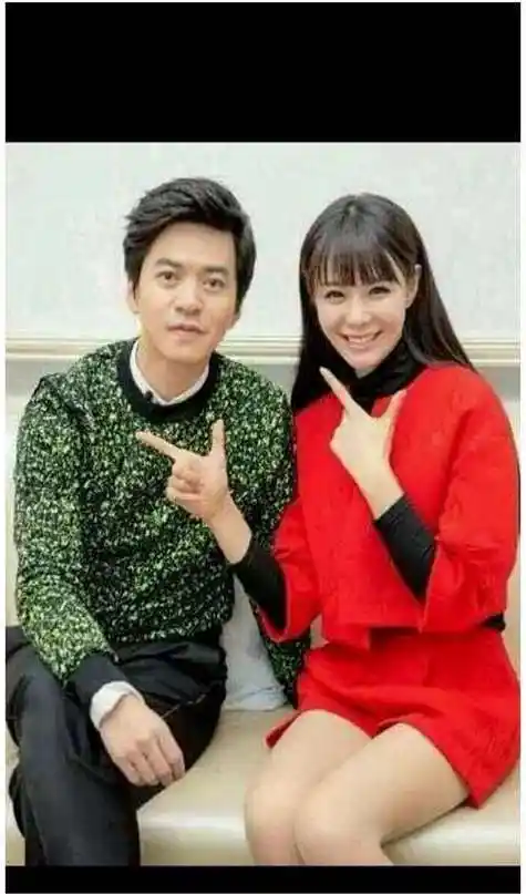 李健开演唱会妻子现身,下楼梯紧牵手,孟小蓓半年胖30斤圆润许多