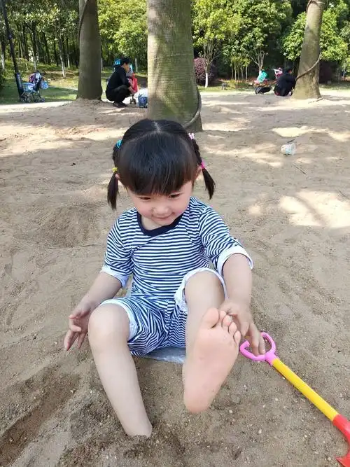 出来了,一个臭脚丫子.