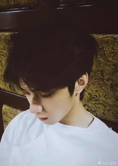 刘耀文怼脸自拍照##刘耀文侧颜随拍