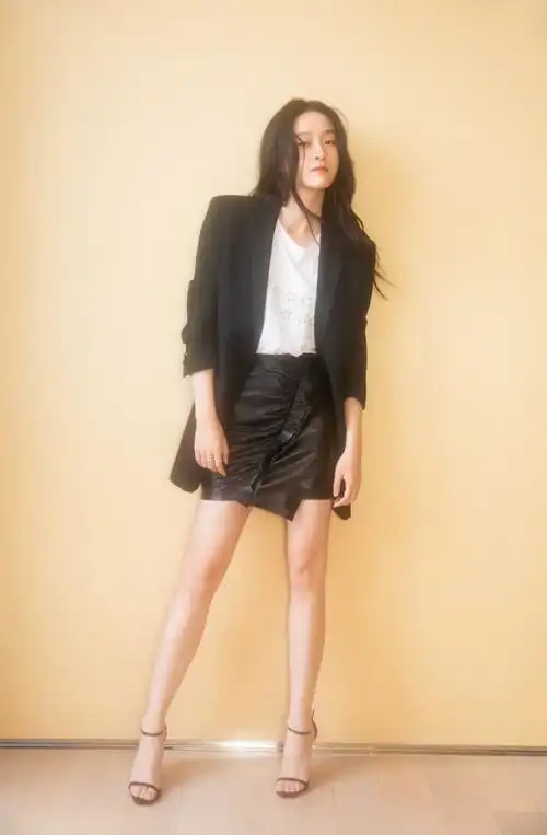 张迎雪时尚帅酷造型,一件白色t恤 高腰牛仔短裤,网友:美翻了