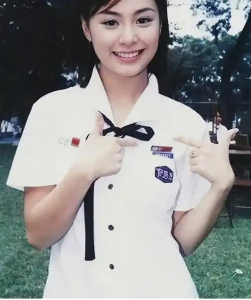 组图:阿娇学生时期校服旧照公开 模样清纯乖巧惹人怜