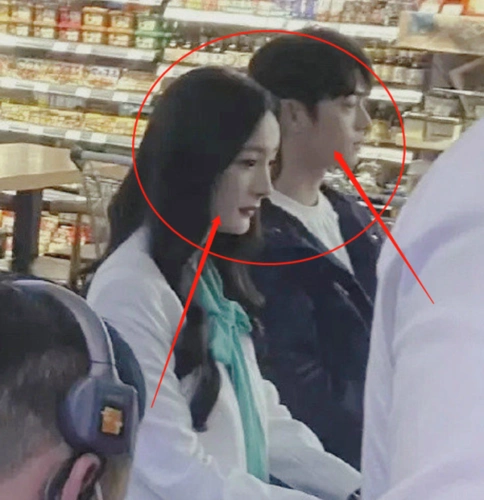 杨幂许凯同框路透照相差9岁演cp毫无违和感我却在关注二人的身高差