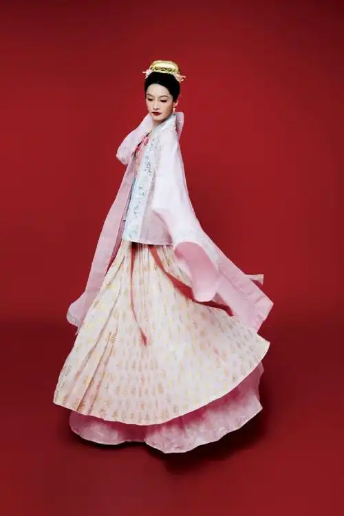 李沁央视春晚宋韵造型##李沁春晚宋韵古装大片