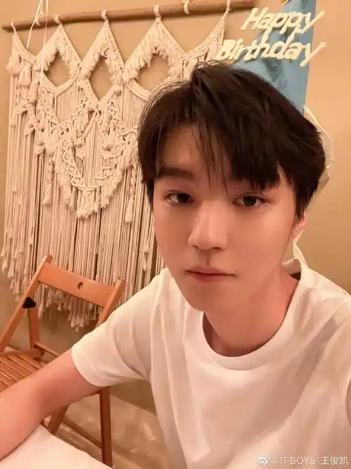 男顶流套房约会,藏女友过夜,清晨心情好晒自拍,王俊凯无辜躺枪_女生