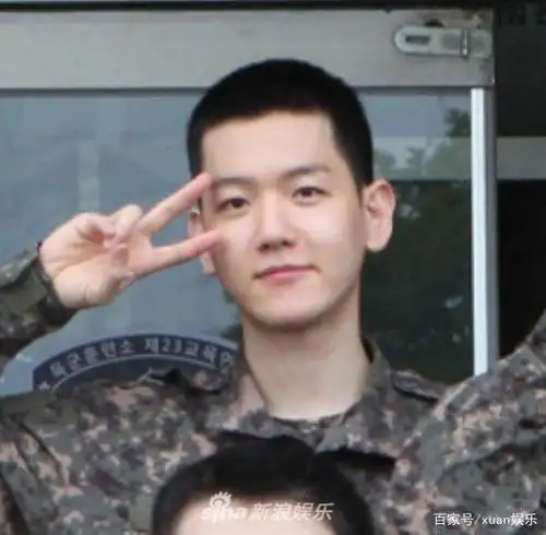 伯贤服役照曝光!皮肤好到发光 exo军中照逐个看