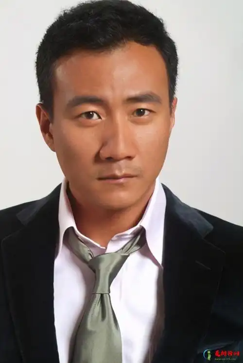 柳云龙,1968年出生于山东济南,有着导演,演员,制片人的多重身份.