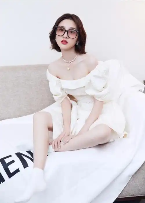 唐艺昕当妈后也放开,穿一字肩裙扮在逃公主,身材"涨"了不少