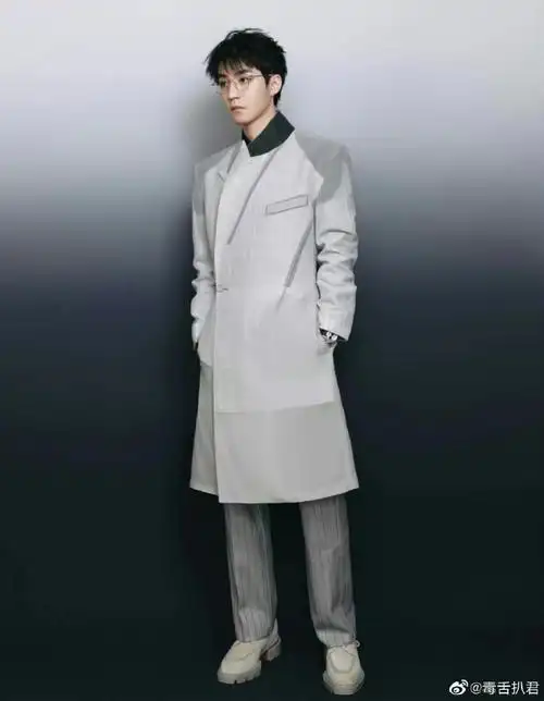 王俊凯灰色拼接风衣##王俊凯
