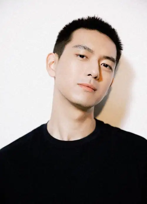 李现的"现男友"短寸