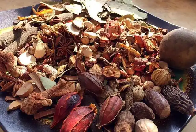 卤料有浓烈的芳香味,可去除食品原料的腥膻味,和增