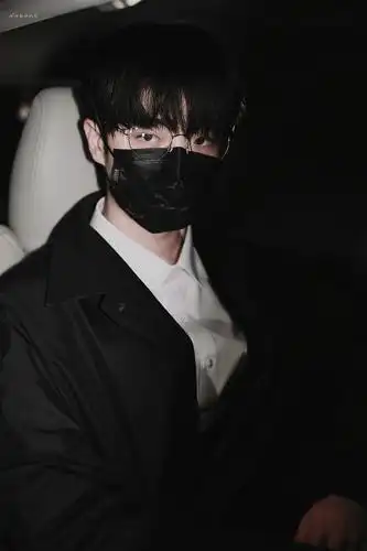 想要分享一些我巨巨巨喜欢的张嘉元的戴眼镜帅照快来收图60评论欢迎