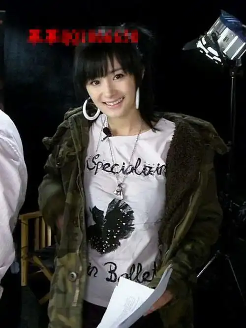 杨幂未成名前海量素颜照曝光 整容部位全揭秘吓死人(图)