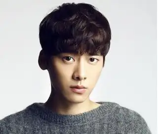 男生锅盖头剃两边前面留的齐刘海这属于男生齐