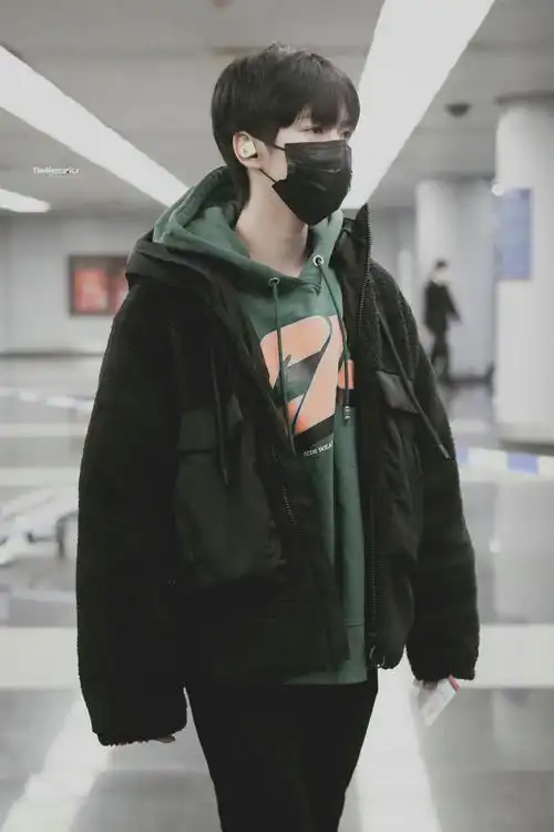 贺峻霖今日份机场出发饭拍图 绿色卫衣 黑色外套 黑皮鞋的小贺