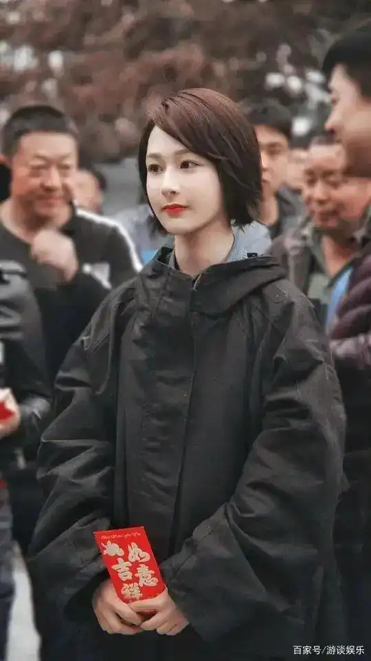 杨紫这款短发造型虽说缺少点女人味,但散发一种少年的青春感