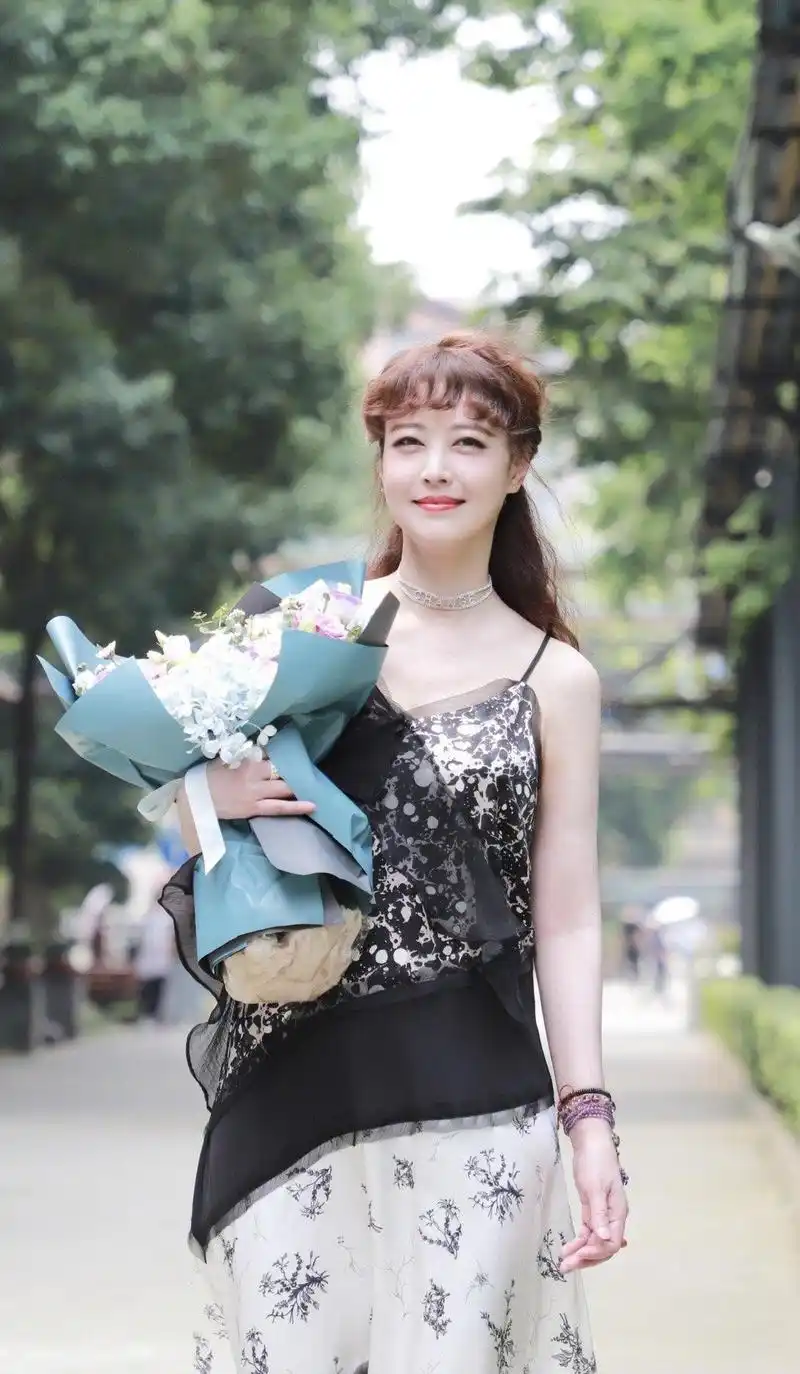 原创周海媚很有"贵妇"范,扎发搭配拼接连衣裙高贵优雅,漂亮大方