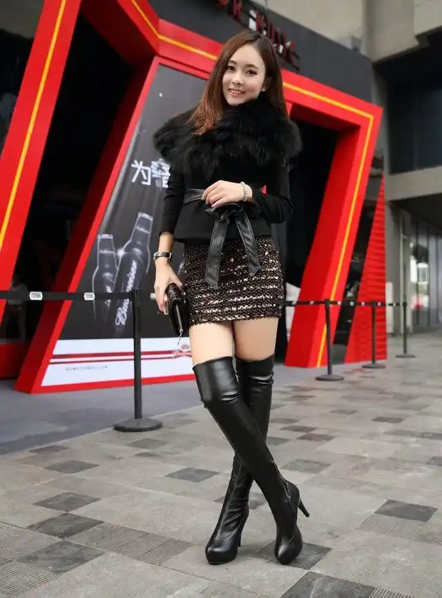真实美图:长腿皮靴美女 这种人不多了