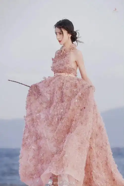 内娱红毯的定海神针#一大波红毯造型即将来袭～谁是你心中的红毯定海