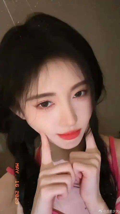 鞠婧祎粉色条纹吊带##鞠婧祎戳脸比心手势舞