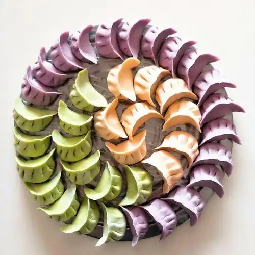 小兰爱厨房做的彩色饺子