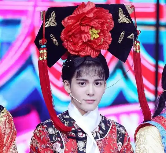 18位男星穿女装,居然不辣眼睛,有些超惊艳,堪称绝色_腾讯新闻