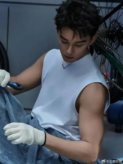 吴磊无袖臂肌##吴磊上一秒修车工下一秒绅士吴
