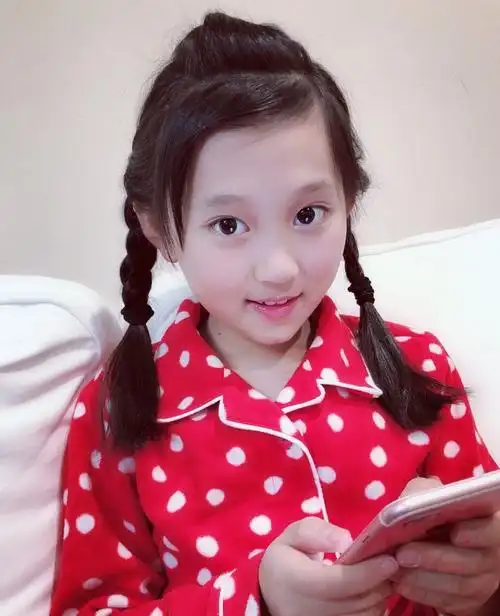 还记得童星小葡萄吗?本名项滢璇,近期的照片简直太美了,迷死人