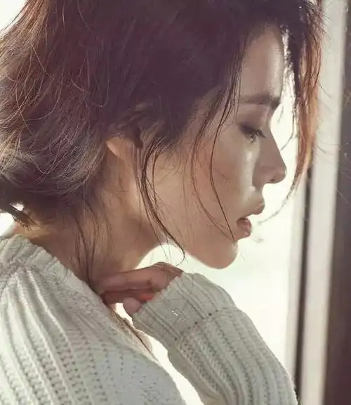 不管是她的侧脸.反正,在孙艺珍的脸上,你很难找出什么缺陷.