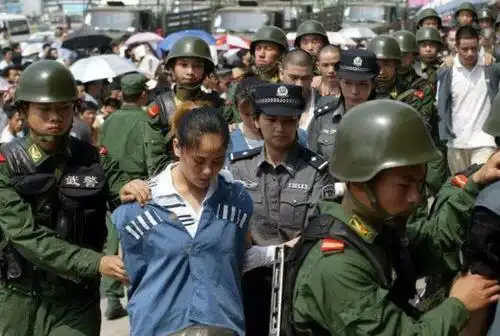 罪犯经验明正身后,被固定在执行床上,由法医连接注射通道,法警具体