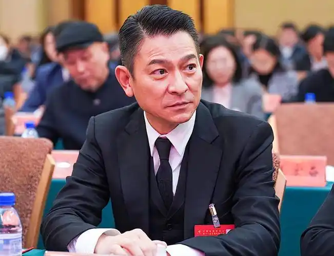 60岁李连杰近照:扎小辫,满脸皱纹老年斑,与62岁刘德华像隔辈人 - 聚缘