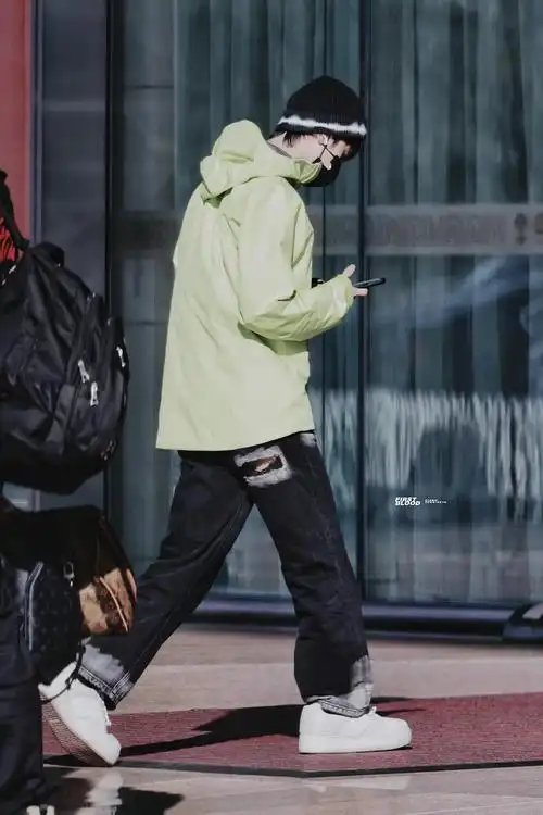 严浩翔今日机场饭拍图荧光绿外套破洞牛仔裤毛线帽