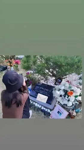 崔雪莉逝世一周年挚友前往墓地痛哭只要我还活着会一直来看你