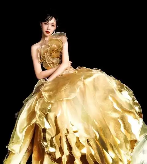 唐嫣数字礼服上热搜,官方回应是刺绣太牵强,解释理由不服众