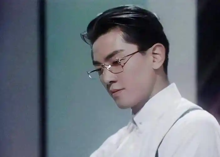 同样是"眼镜杀",把肖战,朱一龙和郑伊健放一起,差距就出来了