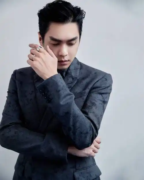 原创张若昀身穿格纹大衣尽显奢华复古而扎染西装造型贵族气质尽显