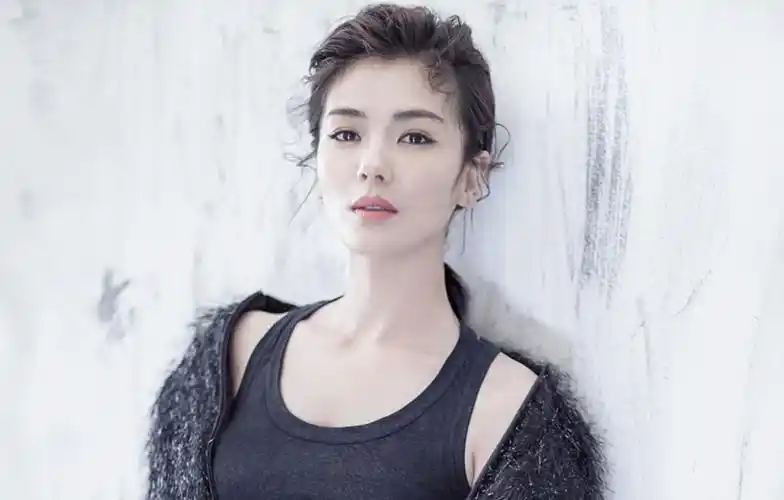 刘涛携王珂高调亮相机场,大圆脸变小v脸,是什么原因导致刘涛如此暴瘦?