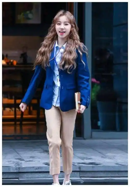别看裤子平平无奇,能让宋雨琦穿出小细腿,女生快安排上