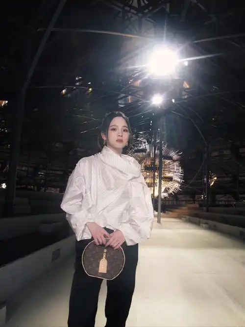 欧阳娜娜巴黎时装周