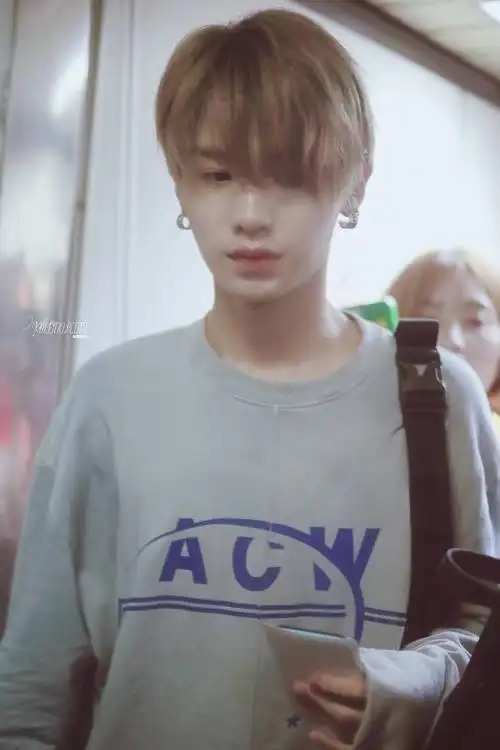 justin黄明昊换新发色 奶酷顺毛太软萌!