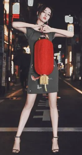 cr:七月长街饭修/迪丽热巴安慕希中国旗袍/中国娃娃