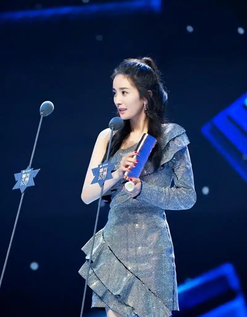 演员休息时都在干啥?唐僧躲在树林抽烟,看完杨紫我却可以笑一天