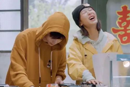 张艺兴和张子枫打羽毛球笑声不断厨房里的黄磊终于释然了