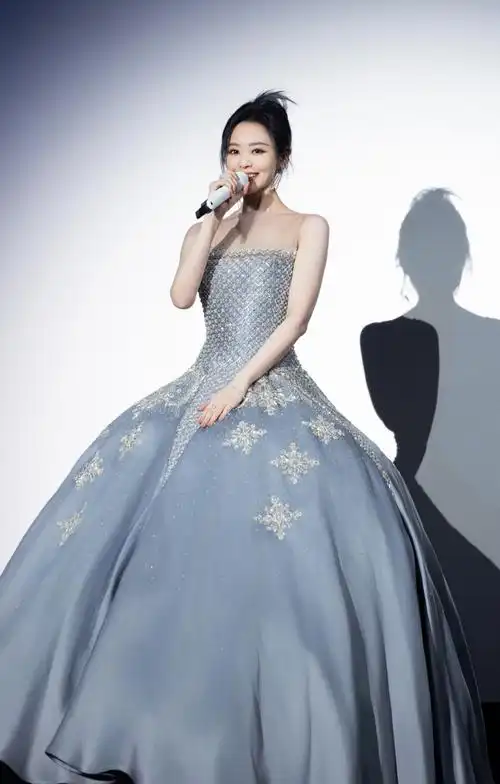 张靓颖超话7615#张靓颖迪士尼公主造型#唱响动人旋律,倾听愿望之