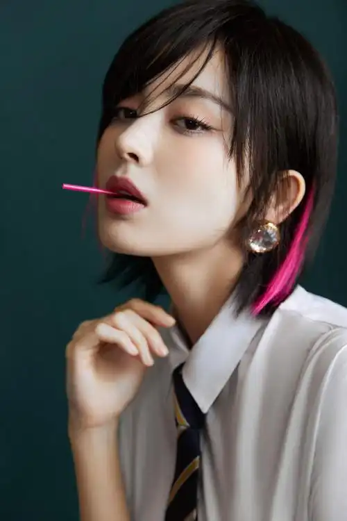 reese瑞茜时尚假发 的想法: 今日发型分享来喽~ 古力娜扎短发挑染造型