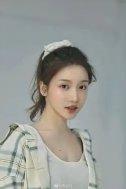 组图创造营姜贞羽16岁杂志写真曝光戴圆框眼镜清纯又文艺