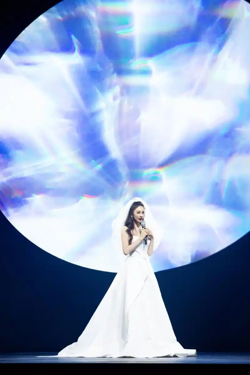 乘风破浪的姐姐们穿婚纱嫁给舞台 火箭少女101暗黑新娘装 少女时代