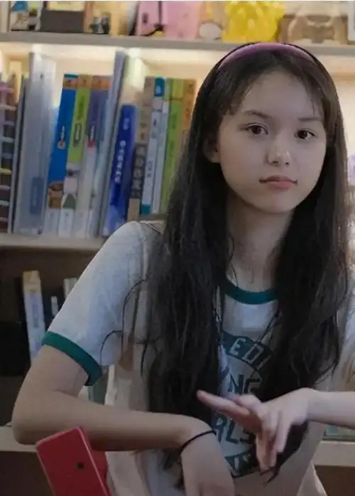 2岁出道年入百万,因美貌被"禁止整容"的刘楚恬,如今长成啥样