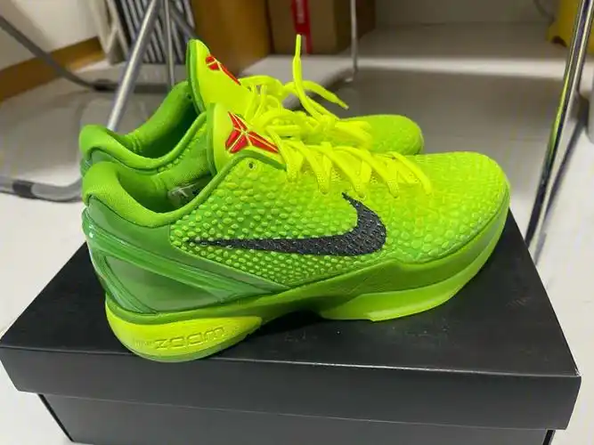 单纯喜欢这个sao绿配色再加上科比篮球鞋大多是低帮,所以入了手,当然