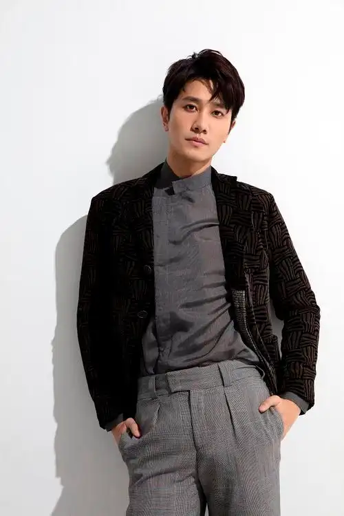 彭冠英最新冬日写真曝光造型百变彰显优雅绅士魅力